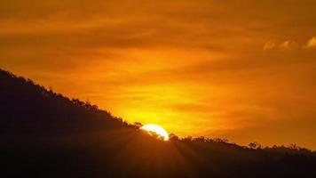 mooie heldere grote zon bij zonsopgang of zonsondergang, wolk en lucht natuur landschap scence. 4k beeldmateriaal. video