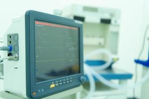 monitor con cardiograma en el hospital foto