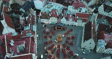 techos y edificios del casco antiguo de tallin durante las vacaciones de navidad, estonia video