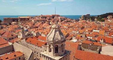 vista aerea alla fortificazione della città vecchia e ai tetti rossi a dubrovnik, croazia video