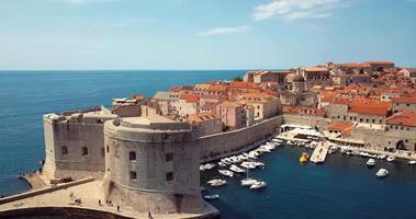 vista aérea para a fortificação da cidade velha e telhados vermelhos em dubrovnik, croácia video