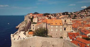 vista aérea de la fortificación de la ciudad vieja y techos rojos en dubrovnik, croacia video