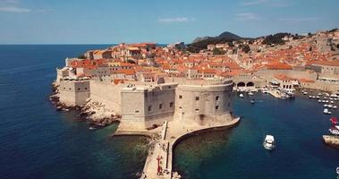 luftaufnahme zur alten stadtbefestigung und zu den roten dächern in dubrovnik, kroatien video