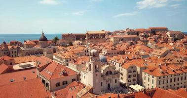 vista aérea para a fortificação da cidade velha e telhados vermelhos em dubrovnik, croácia video