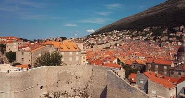 Flygfoto till den gamla stadsfästningen och röda tak i dubrovnik, kroatien video