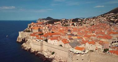 vista aerea alla fortificazione della città vecchia e ai tetti rossi a dubrovnik, croazia video