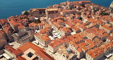 vista aérea de la fortificación de la ciudad vieja y techos rojos en dubrovnik, croacia video