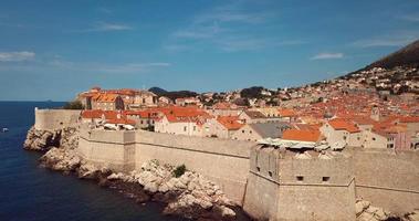 vista aérea de la fortificación de la ciudad vieja y techos rojos en dubrovnik, croacia video