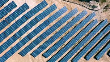 vista aérea de la estación de energía solar. vista superior aérea de la granja solar con luz solar. energía renovable. vista aérea de la estación de energía solar.