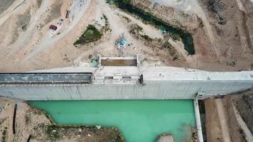 presa drenada. auriculares. calentamiento global. sed. contaminación ambiental. video