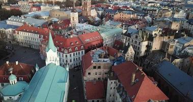 luchtfoto van de kleurrijke daken en oude gebouwen in de oude stad van riga, letland video