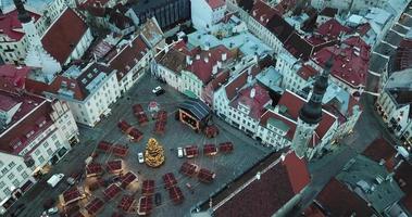 toits et bâtiments de la vieille ville de tallinn pendant les vacances de noël, estonie video