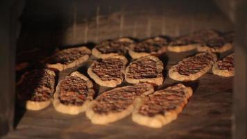 pides gekookt in houtvuur. Turkse pizza. pitabroodje met gehakt. knapperig deeg. hete oven. video