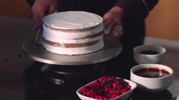 Rotate the cake under construction.  Pastry maker. video