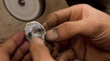 prata artesanal. joias de prata artesanais tradicionais. pratas esculpidas à mão mestre. momento de polimento de prata. video