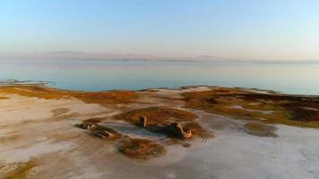 ruínas históricas e vista para o mar ao pôr do sol. video