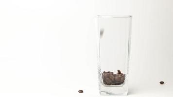 slow motion van giet de gebrande koffiebonen in het glas.
