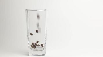 cámara lenta de verter los granos de café tostados en el vaso. video