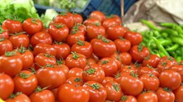 tomates frescos no balcão. tomates no balcão no mercado. video