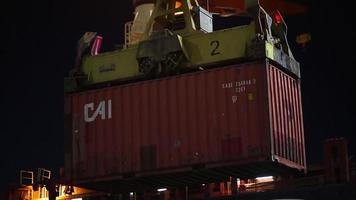 porto di antalia. carico di container sulla nave. zona portuale. commercio internazionale. lavoratori che lavorano nel porto di notte. turno di notte. video