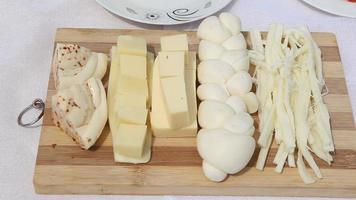 tipos de queijo. placa de apresentação composta por diferentes tipos de queijo. video