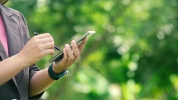 jonge zakenvrouw die met een glimlach telefoneert video