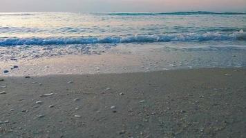 close-up onda areia praia mar espuma. closeup da onda do mar com espuma na areia da praia. fundo de férias de verão video