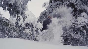 la diversión del niño jugando con la nieve. la diversión del niño tirando al aire la nieve del suelo. video