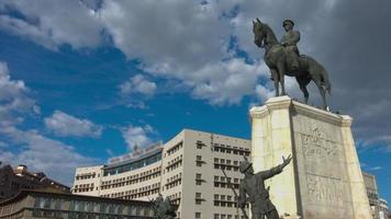 estatua de ataturk en ankara. estatua de mustafa kemal atatürk. pájaros volando sobre la estatua. video de la nube de lapso de tiempo.