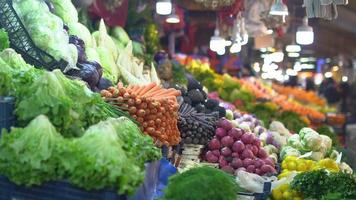 vários vegetais, banca de mercado. vários legumes em pé no balcão e visão geral do mercado. video