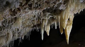 interiores de las cuevas de borgio verezzi con sus estalactitas y estalagmitas que el curso del agua ha dibujado y excavado durante milenios. en el oeste de liguria en 2022 foto