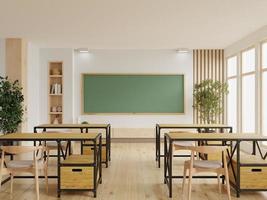 aula con pupitres y pizarra verde, aula escolar vacía. foto