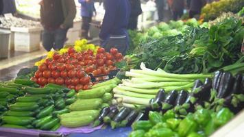 hortaliças do mercado. vendedor de mercearia coloca as saladas no balcão. uma variedade de vegetais verdes e frescos se destacam. video