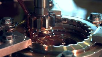 máquina cnc en la industria metalúrgica. corte por láser en acero. equipos industriales modernos. primer plano del proceso tecnológico. video