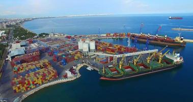 porto di antalia. carico di container sulla nave. zona portuale. commercio internazionale. autista di carrelli elevatori che carica un container pieno di merci per la spedizione di pallet con scatole al terminal del porto logistico. concetto video