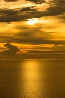 el cielo antes del amanecer con reflejo en el mar. foto