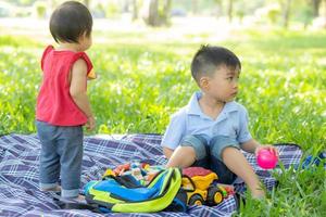 el niño y la niña están jugando por ideas e inspiración con bloques de juguete, niños aprendiendo con bloques de construcción para la educación, actividades infantiles y juegos en el parque con felicidad en el verano. foto