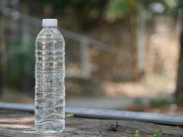 botella de agua con fondo bokeh el agua es vida foto