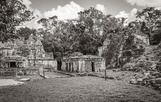 antiguo sitio maya con templo ruinas pirámides artefactos muyil mexico. foto