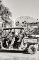 holbox quintana roo mexico 2021 buggy car taxi golf cart muddy street village holbox mexico. foto