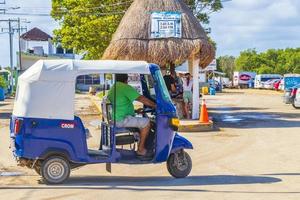 chiquila quintana roo mexico 2021 azul auto rickshaw tuk tuk puerto de chiquila en mexico. foto