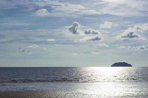 vista del paisaje de la playa tropical en un día soleado en tanjung aru, sabah, malasia. foto