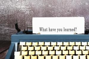 qué has aprendido palabras escritas en una vieja máquina de escribir. concepto de año nuevo. foto