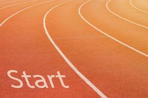 comenzar en la pista de atletismo con inicio de texto foto