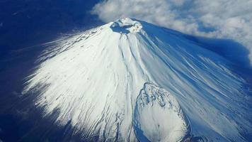 cima del monte fuji vista de pájaro de la gran y alta montaña fuji de japón. video