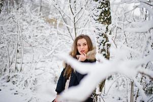 hermosa chica morena en ropa de abrigo de invierno. modelo en chaqueta de invierno. foto