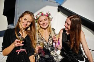 chicas bebiendo champán en el yate en despedida de soltera. foto