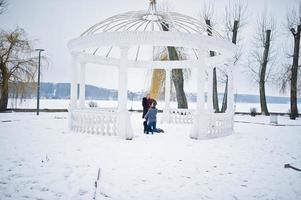 propuesta de matrimonio con 101 rosa en día de invierno. pareja amorosa. foto