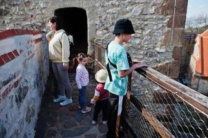 madre con hijos mirando desde la torre en el castillo de veveri, república checa. foto