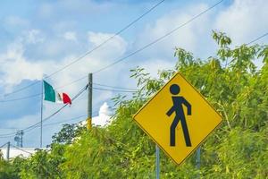 señal de tráfico en la autopista autopista en playa del carmen méxico. foto